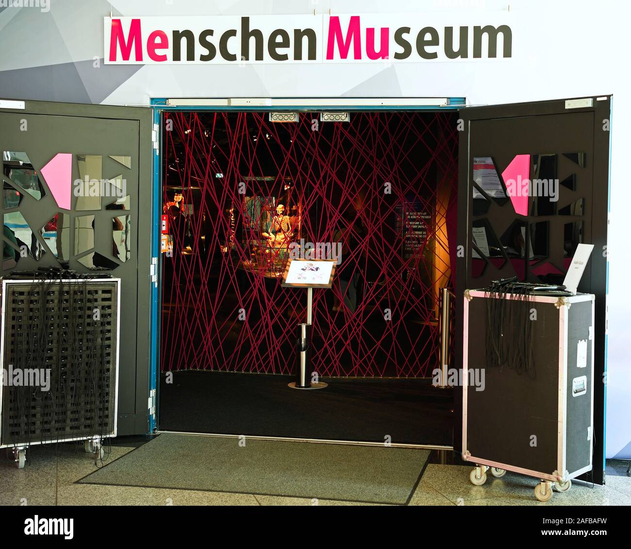 Präparat, Plastinat, Eingang zu den Ausstelluingsräumen, Menschen Museum di Berlino, Deutschland Foto Stock
