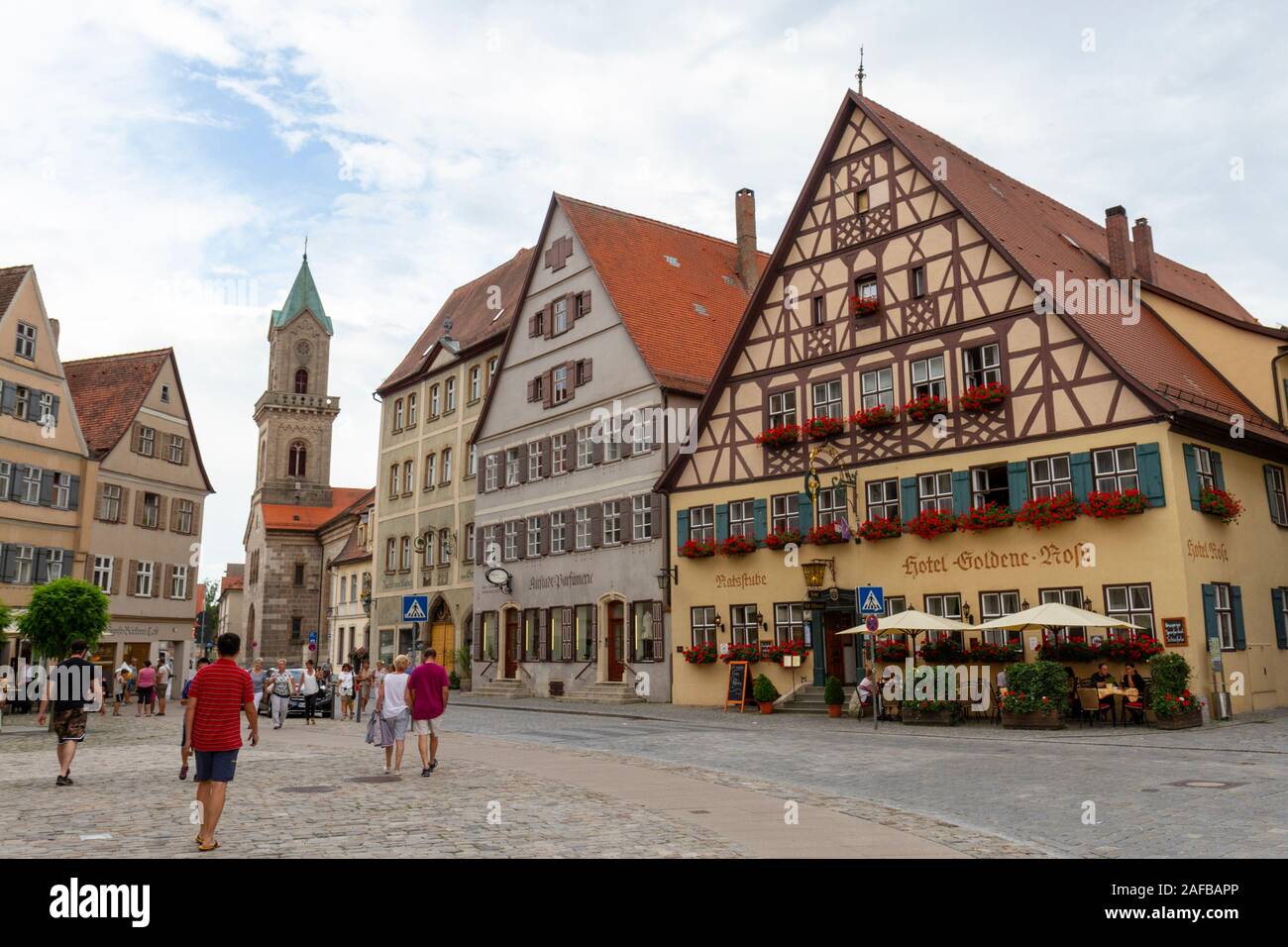 Splendidi Edifici Sulla Marktplatz (Hotel Golden Rose) A Dinkelsbühl, Nella Franconia Centrale, In Baviera, In Germania. Foto Stock