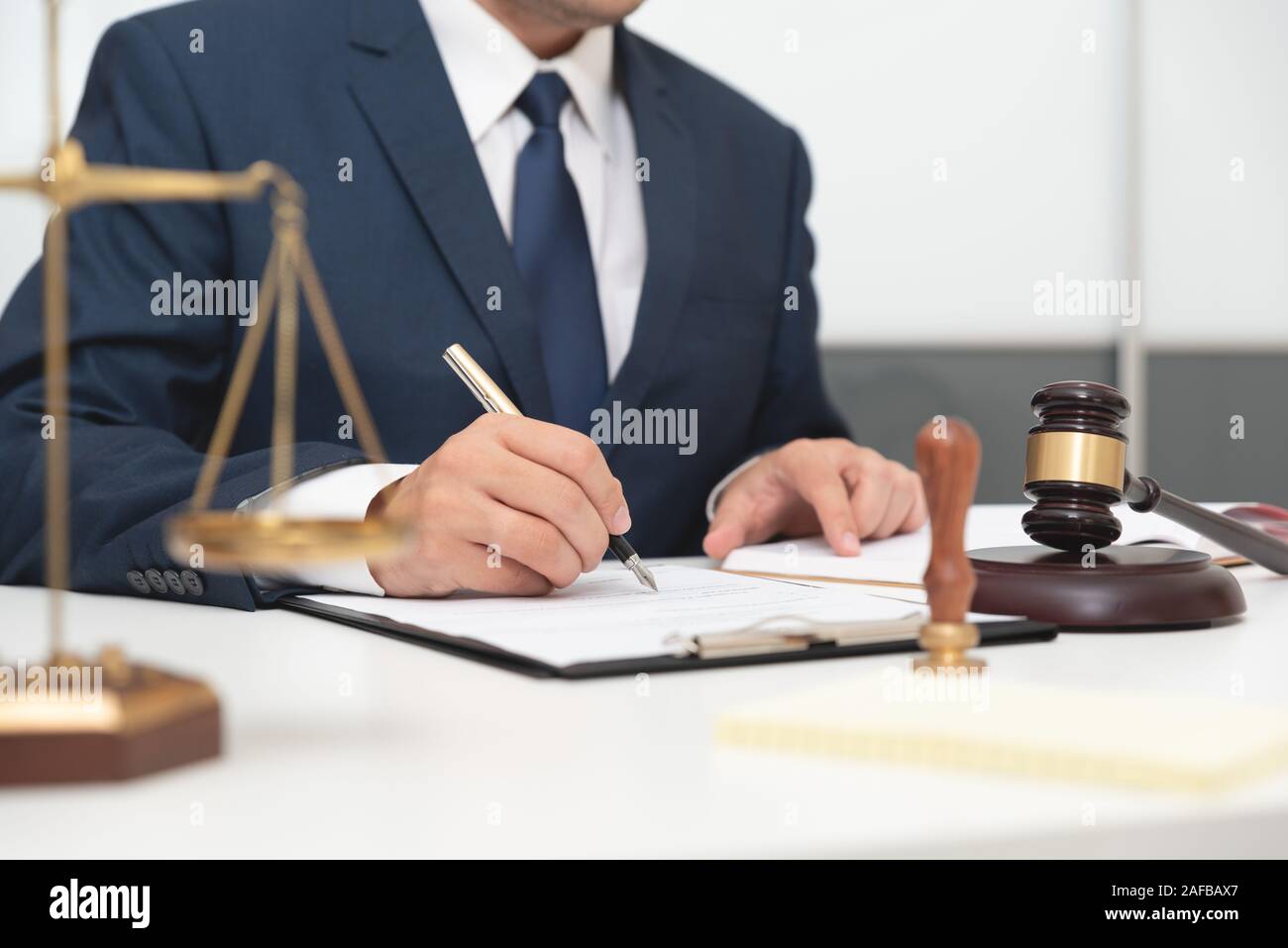 Avvocato o procuratore lavora con documenti in ufficio. Diritto e Giustizia concetto. Foto Stock