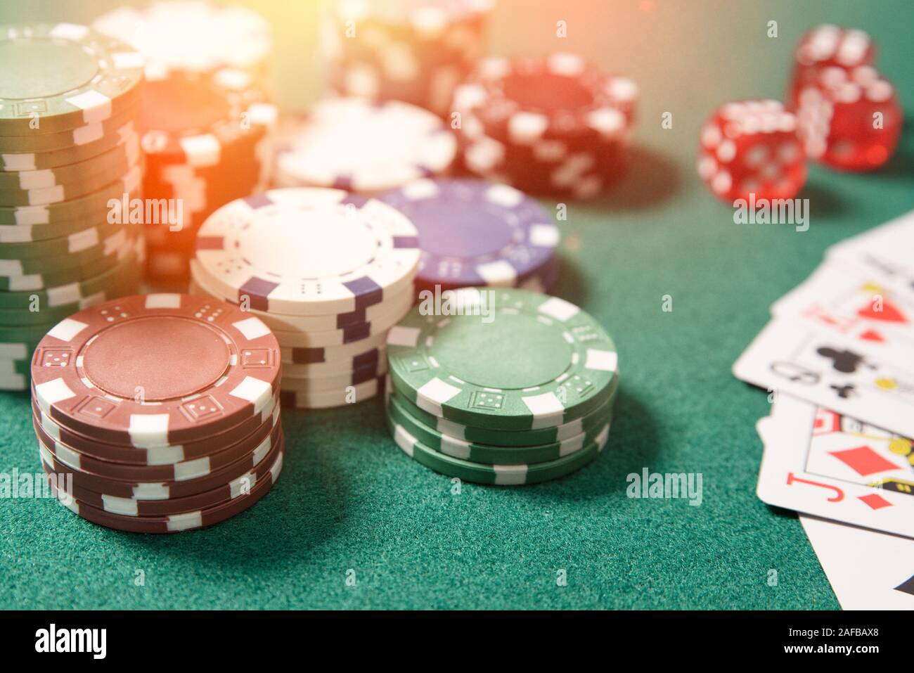 Poker chips, carte sul tavolo verde. Il gioco d'azzardo nel concetto di casinò. Foto Stock