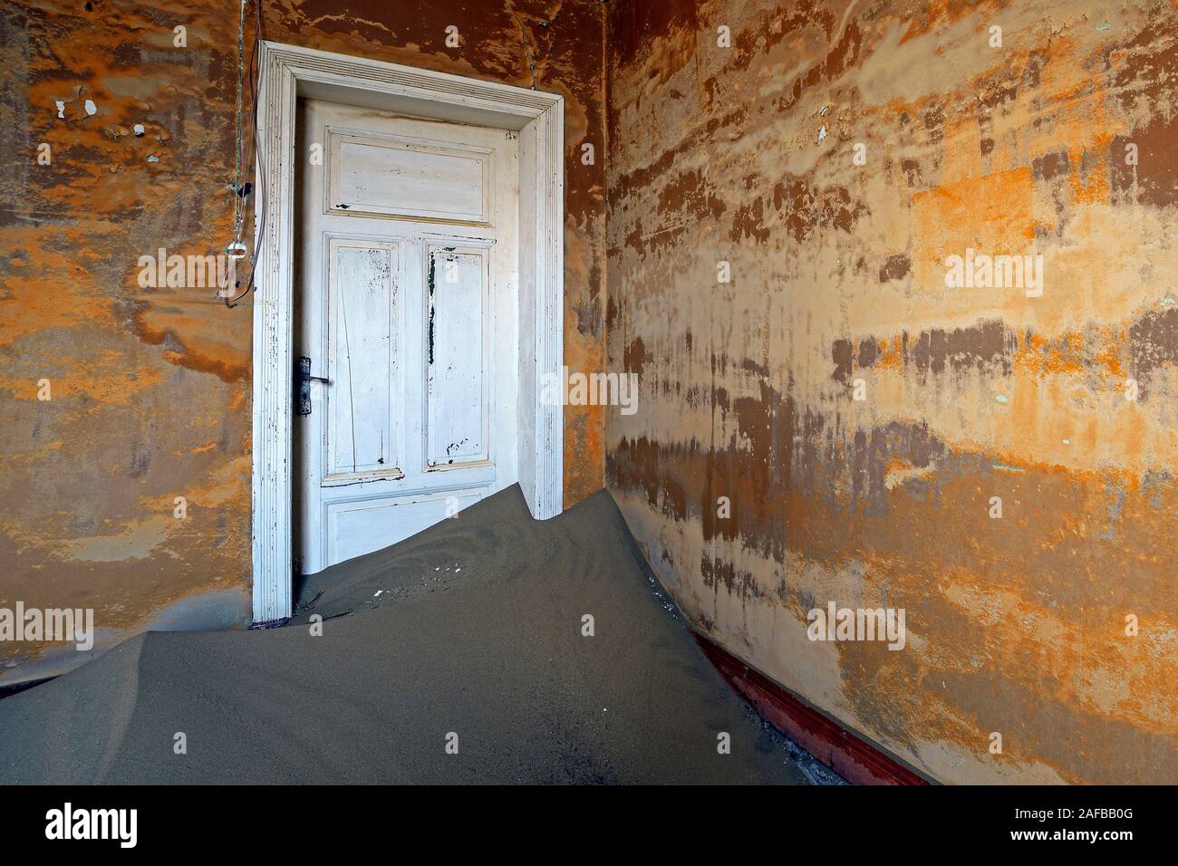 Von Duenen und Wuestensand eingenommene Wohngebaeude, Arbeitsgebaeude in der ehemaligen Diamantenstadt Kolmanskuppe, Kolmanskop, heute eine Geistersta Foto Stock