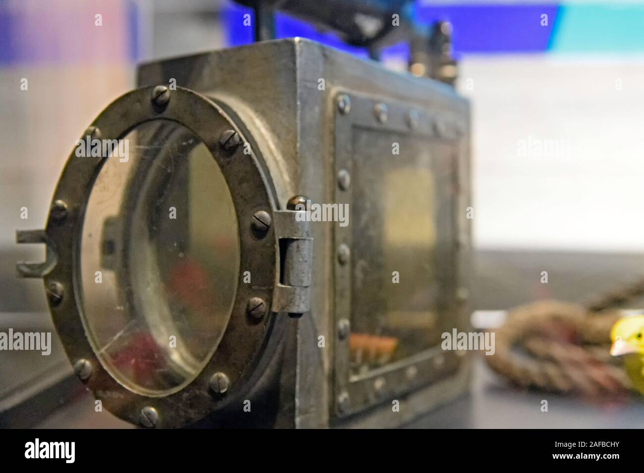 Haldane gabbia di sicurezza in una miniera di carbone utilizzato per ravvivare un canarino chiudendo l'apertura dello sportello di un approvvigionamento di ossigeno e il riempimento della gabbia con ossigeno Foto Stock