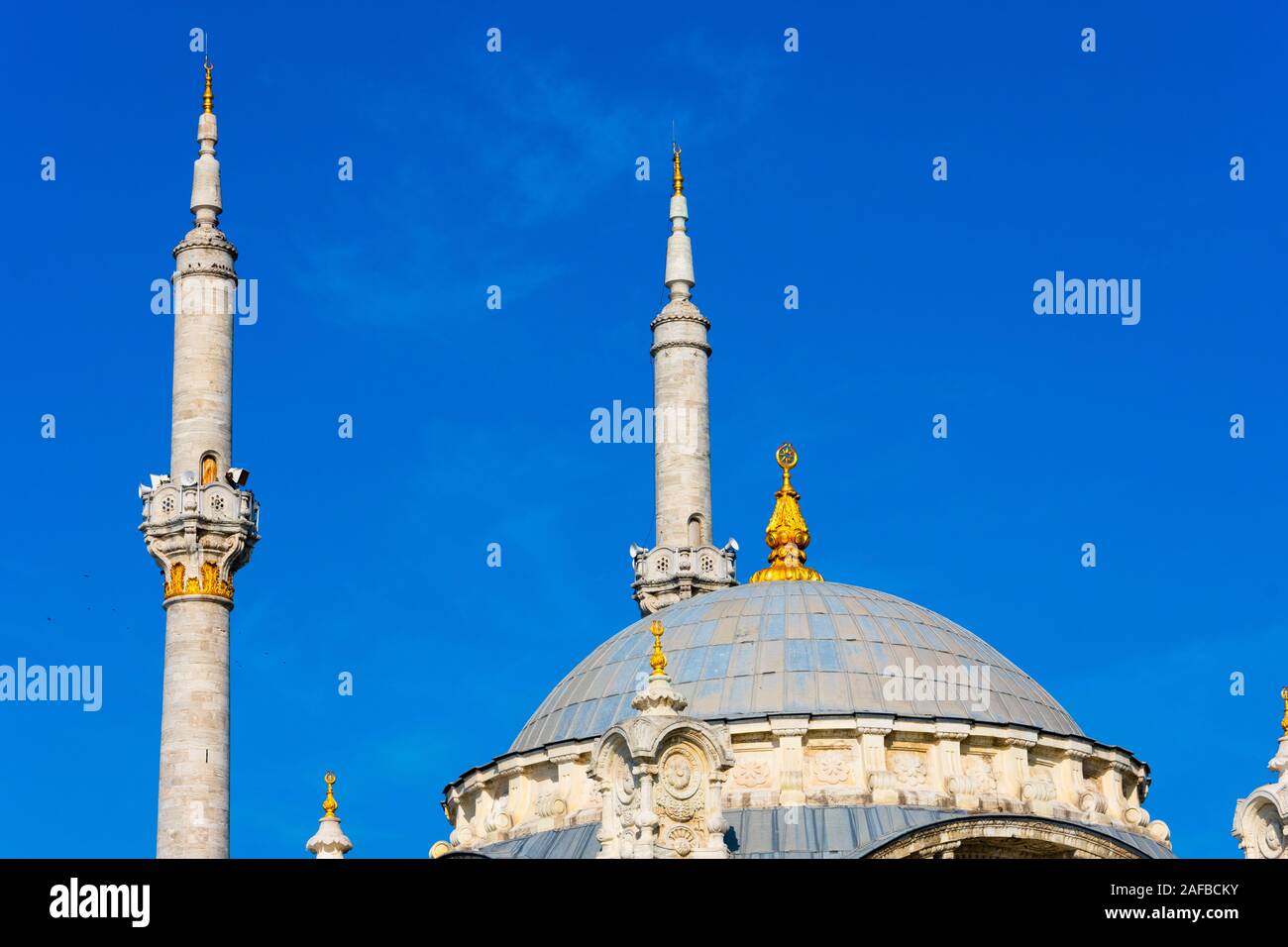 Ortakoy minareti della Moschea (Ortakoy Camii). ufficialmente il Buyuk Mecidiye Camii. Lo Stretto del Bosforo. Istanbul, Turchia Foto Stock