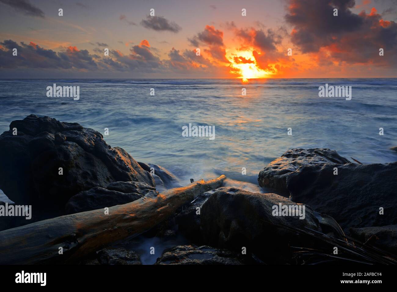Traumhafter Sonnenaufgang am Anse Baleine, Mahe Ostküste, Seychellen Foto Stock