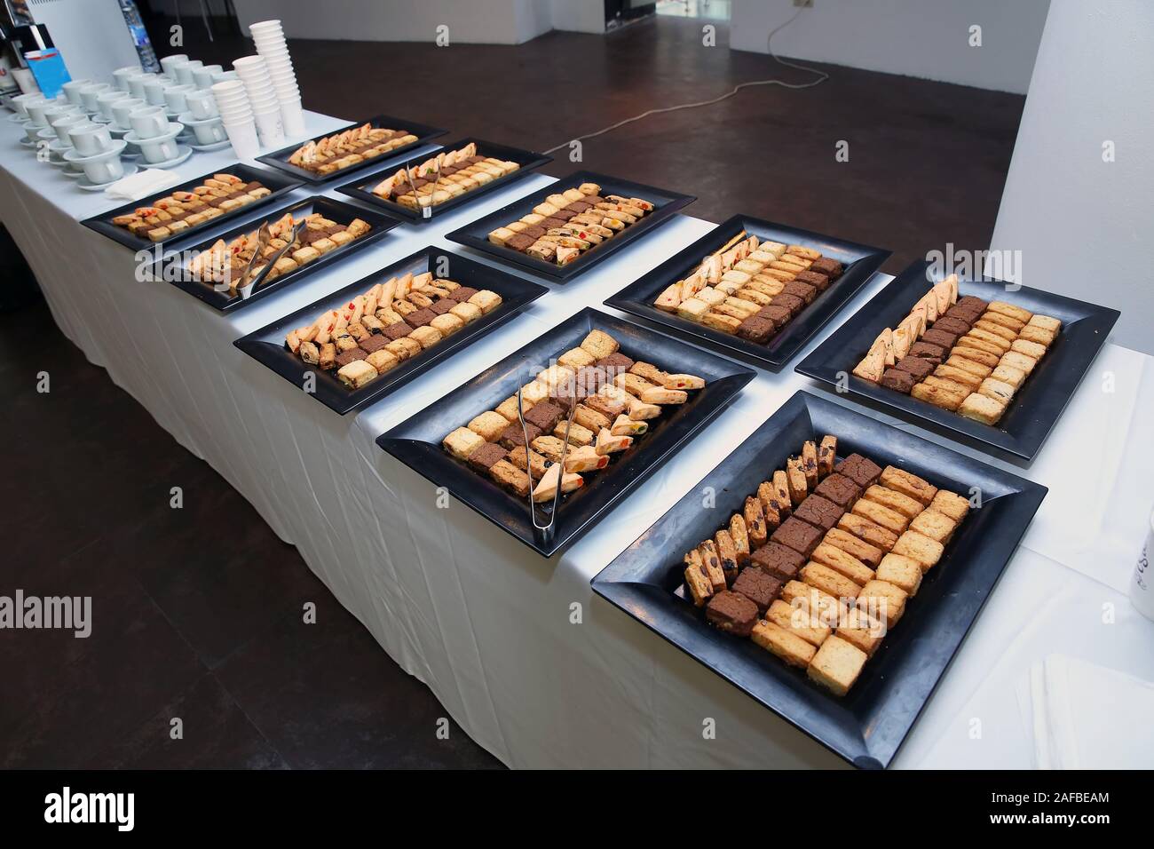 Dolci cotti in un pod. Coffee break Colazione in hotel.Hotel di lusso di deserti ristorante a buffet aperto. La tabella con i deserti, i dolci e la pasticceria Foto Stock