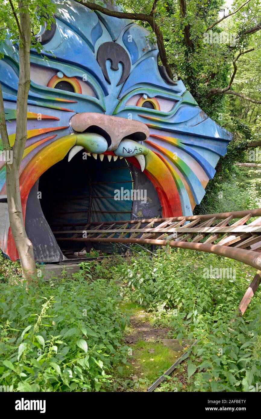Einfahrt in den Tunnel Achterbahn einer ehemaligen im Freizeitpark 'Spreepark Berlino ', ehemaliger Kulturpark der DDR, Deutschland, Europa Foto Stock