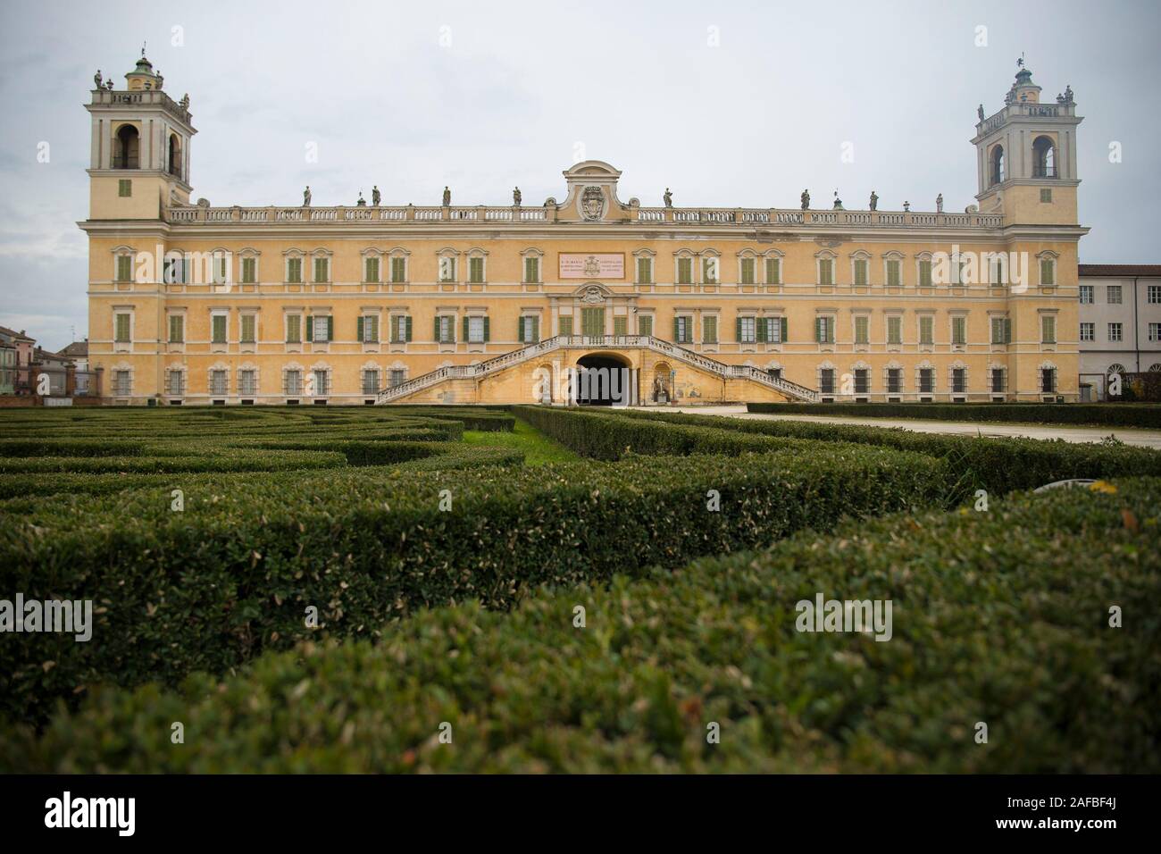 Il palazzo ducale di Colorno, vista dal parco con un labirinto di siepi in primo piano. Emilia Romagna, Italia. Foto Stock