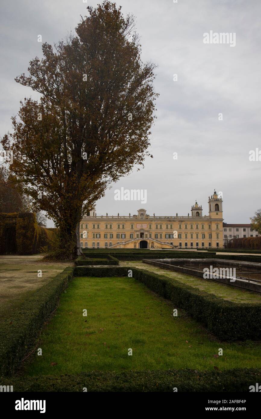 Il palazzo ducale di Colorno, vista dal parco con un labirinto di siepi in primo piano. Emilia Romagna, Italia. Colpo verticale. Foto Stock