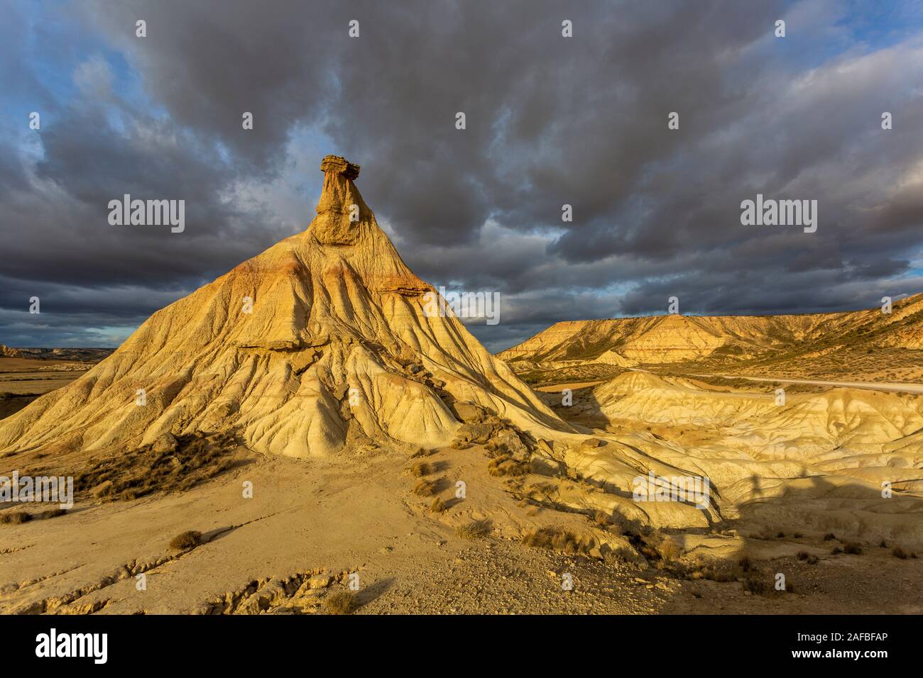 Cabezo de Castildetierra formazione di arenaria in Bardenas Reales semi-deserto regione naturale in Spagna Foto Stock