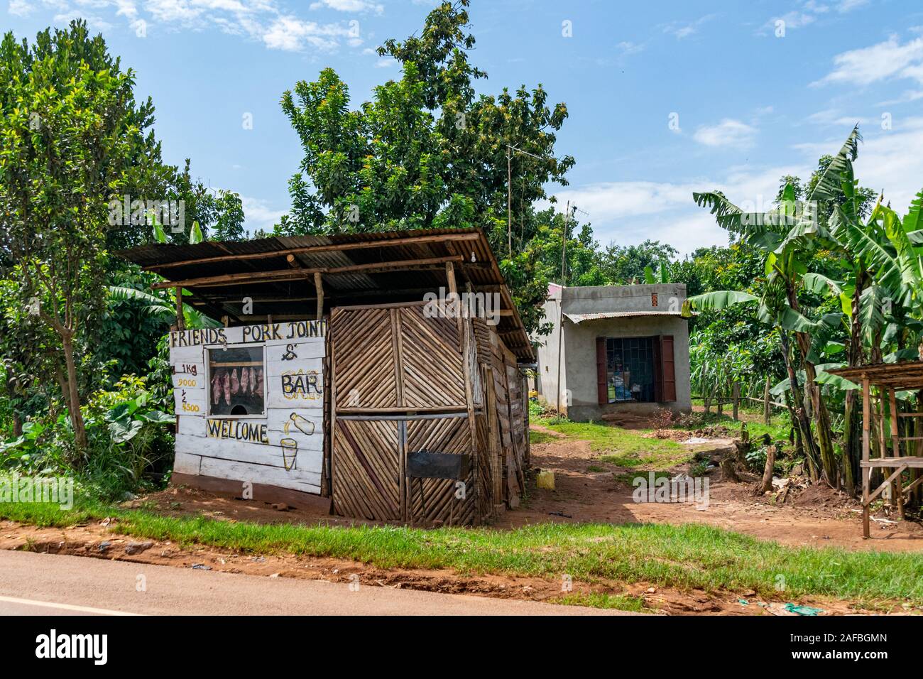Negozio di macellaio lungo il Jinja autostrada di Kampala, Uganda, Africa Orientale, Novembre 2019 Foto Stock