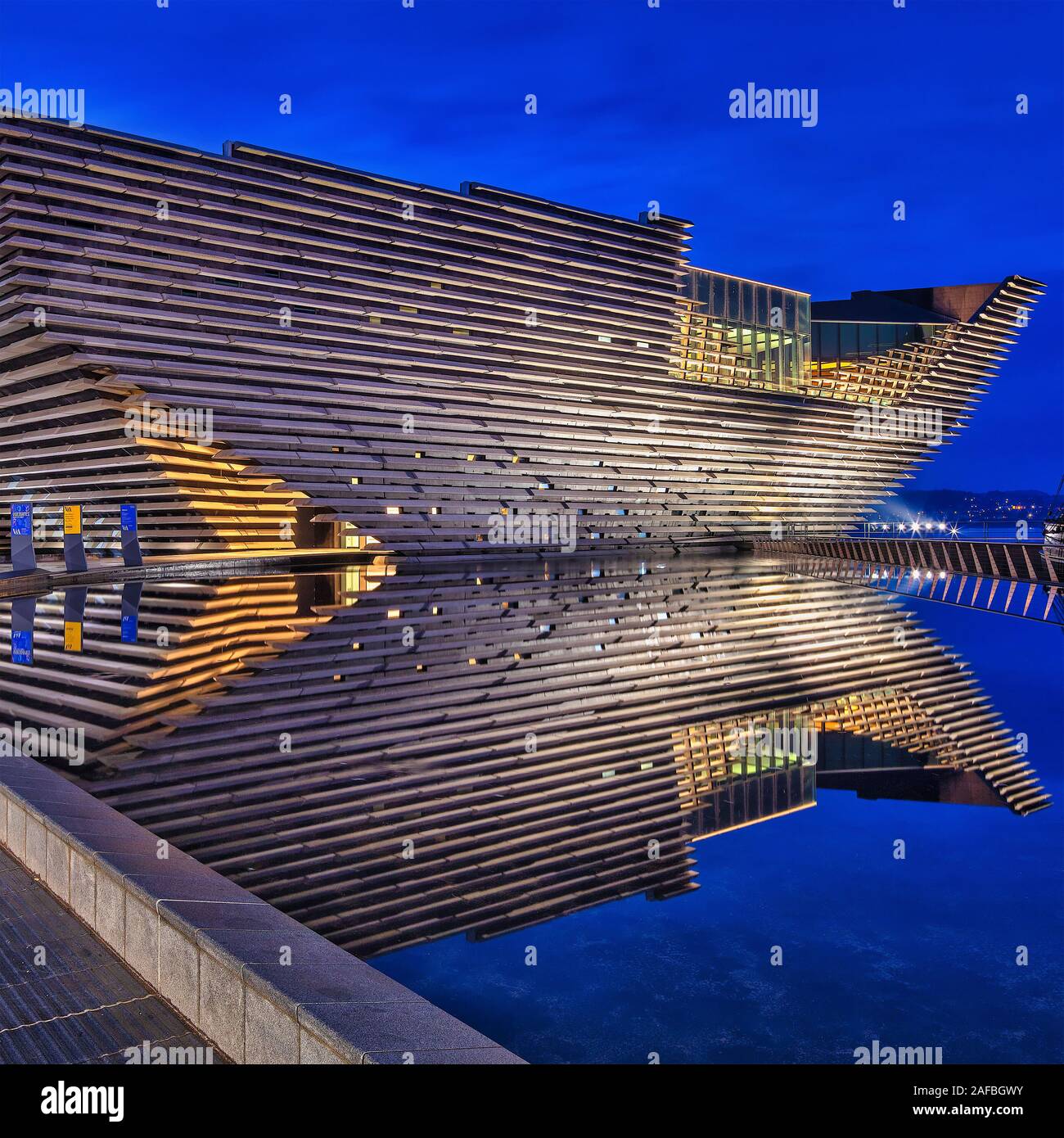 Vista esterna del V e un design museum, Dundee, Scotland, Regno Unito Foto Stock