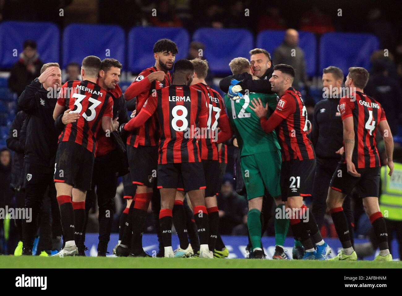 Londra, Regno Unito. Xiv Dic, 2019. Bournemouth giocatori e staff celebrare la loro vittoria al fischio finale. Premier league, Chelsea v AFC Bournemouth a Stadio Stamford Bridge a Chelsea, Londra sabato 14 dicembre 2019. Questa immagine può essere utilizzata solo per scopi editoriali. Solo uso editoriale, è richiesta una licenza per uso commerciale. Nessun uso in scommesse, giochi o un singolo giocatore/club/league pubblicazioni. pic da Steffan Bowen/Andrew Orchard fotografia sportiva/Alamy Live news Credito: Andrew Orchard fotografia sportiva/Alamy Live News Foto Stock