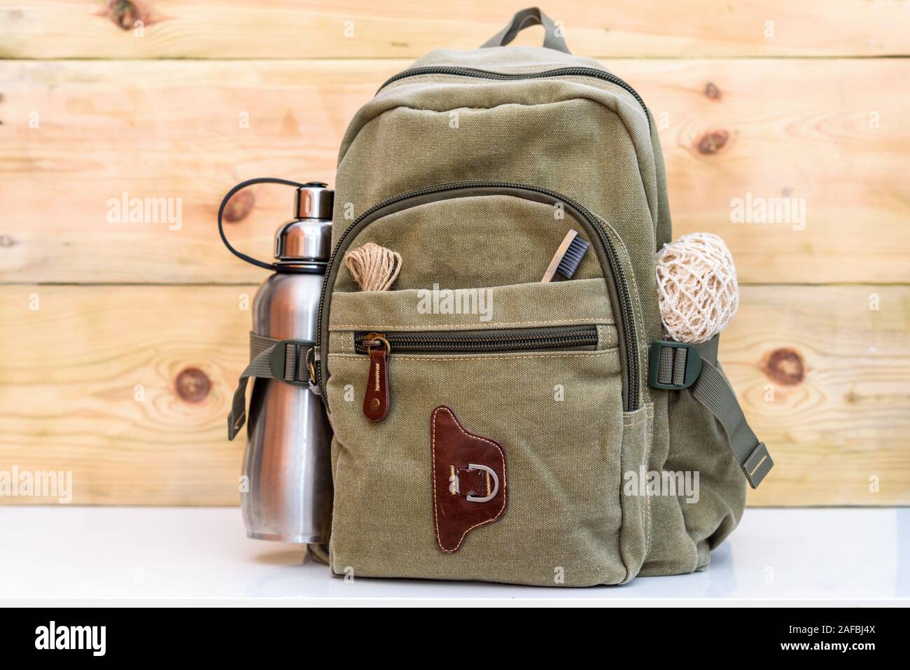 Rifiuti Zero Corsa. Zaino con acciaio inossidabile di plastica riutilizzabile gratuita di acqua in bottiglia, naturale riutilizzabili maglia di cotone sacchetto shopper, eco-friendly spazzolino da denti di bambù, corda naturali canapa Spago cordicella di lino. Foto Stock