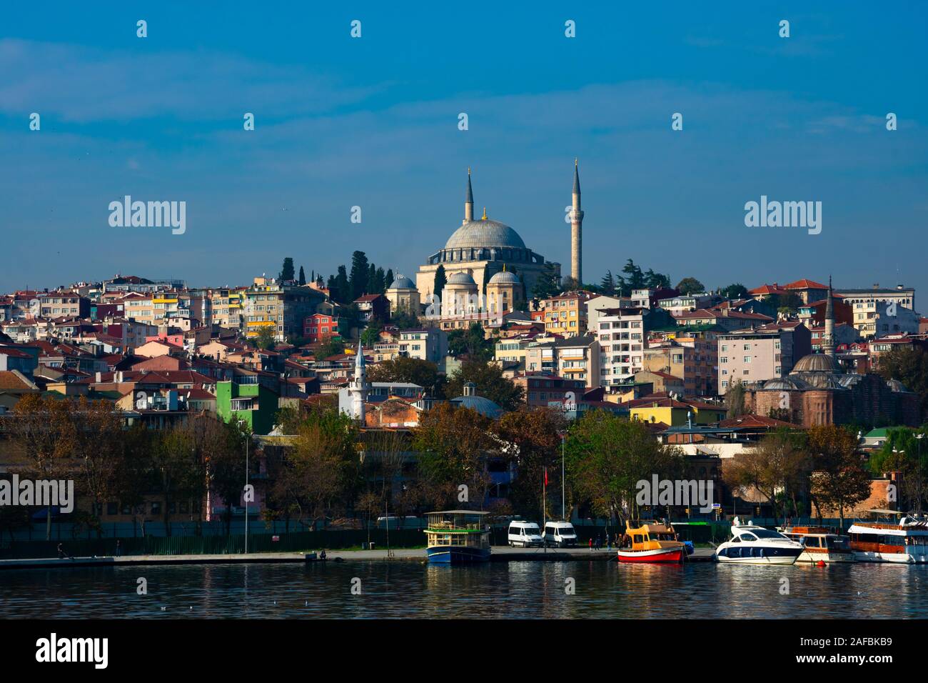 Istanbul, Turchia. Novembre 21, 2019. Istanbul City View e Moschea Suleymaniye (di Suleymaniye Camii). Golden Horn per via navigabile Foto Stock