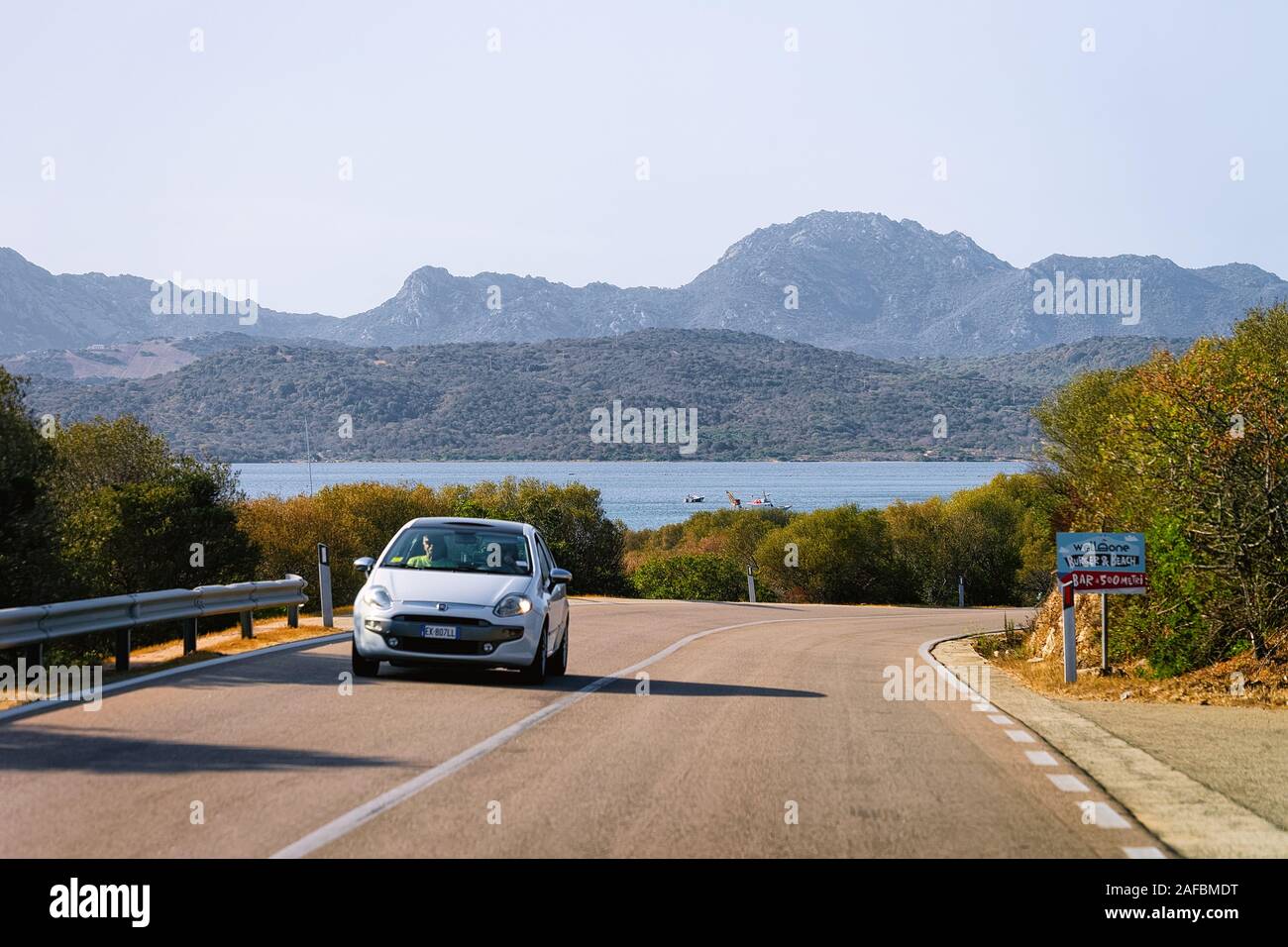 Auto in strada a Porto Cervo Costa Smeralda Foto Stock