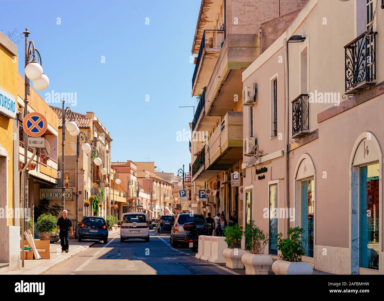 Street view su strada con traffico automobilistico a Cagliari Foto Stock