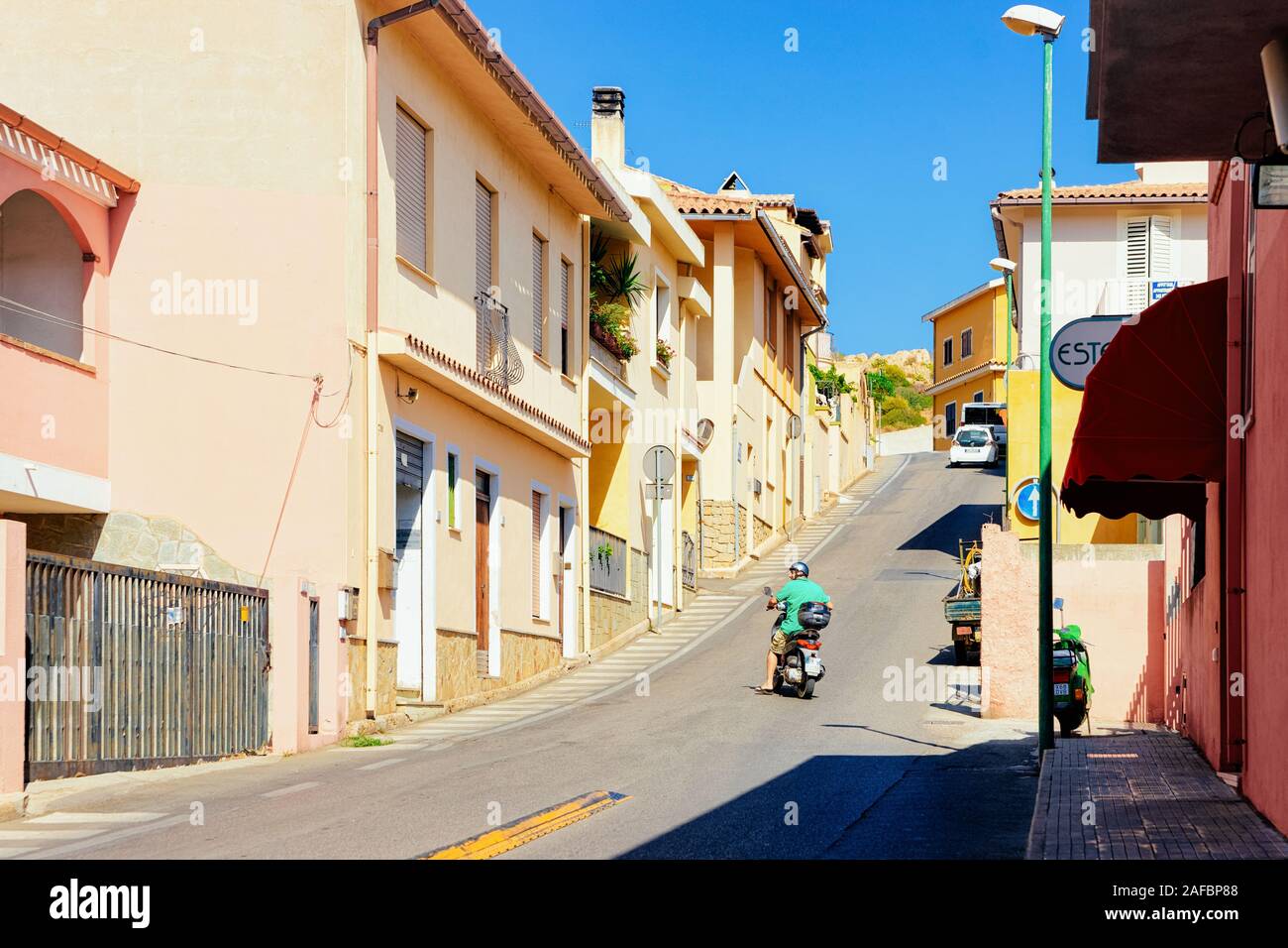 Street view con gli scooter su strada nella città di Cagliari Foto Stock