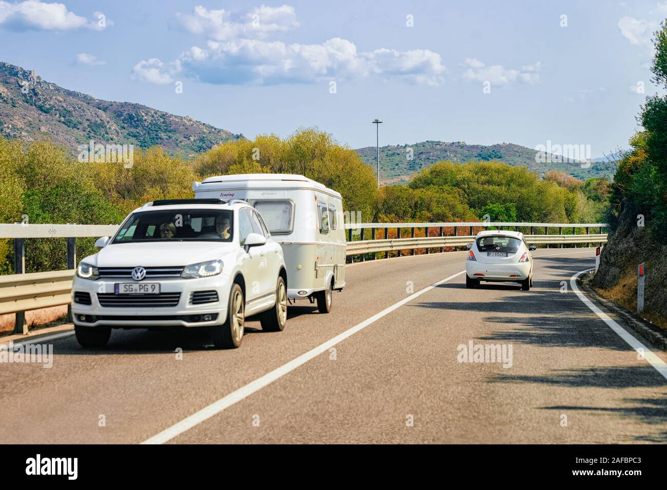 Rv cavaran e auto in strada Costa Smeralda Sardegna Foto Stock