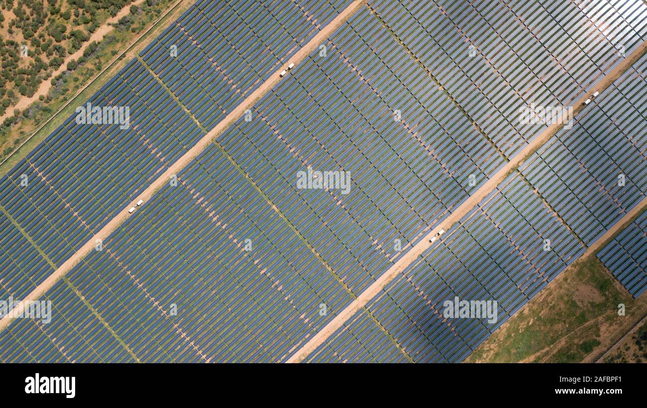 (191214) -- GARISSA, Dic 14, 2019 (Xinhua) -- Foto aeree prese a Dic. 13, 2019 mostra i 50 MW di energia solare agriturismo a Garissa, Kenya. L'impianto, progettato e costruito dalla EPC contractor Cina Jiangxi Corporation per economica internazionale e cooperazione tecnica (CJIC), in congiunzione con il Kenya rurale dell Autorità di energia (REA), è uno dei più grandi di elettricità fotovoltaica stazioni in Africa. (Xinhua/Xie Han) Foto Stock