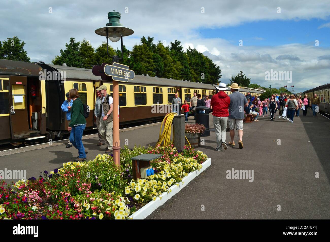 Treno del patrimonio con carrelli in attesa a Minehead Stazione, West Somerset Railway, Somerset, Regno Unito Foto Stock