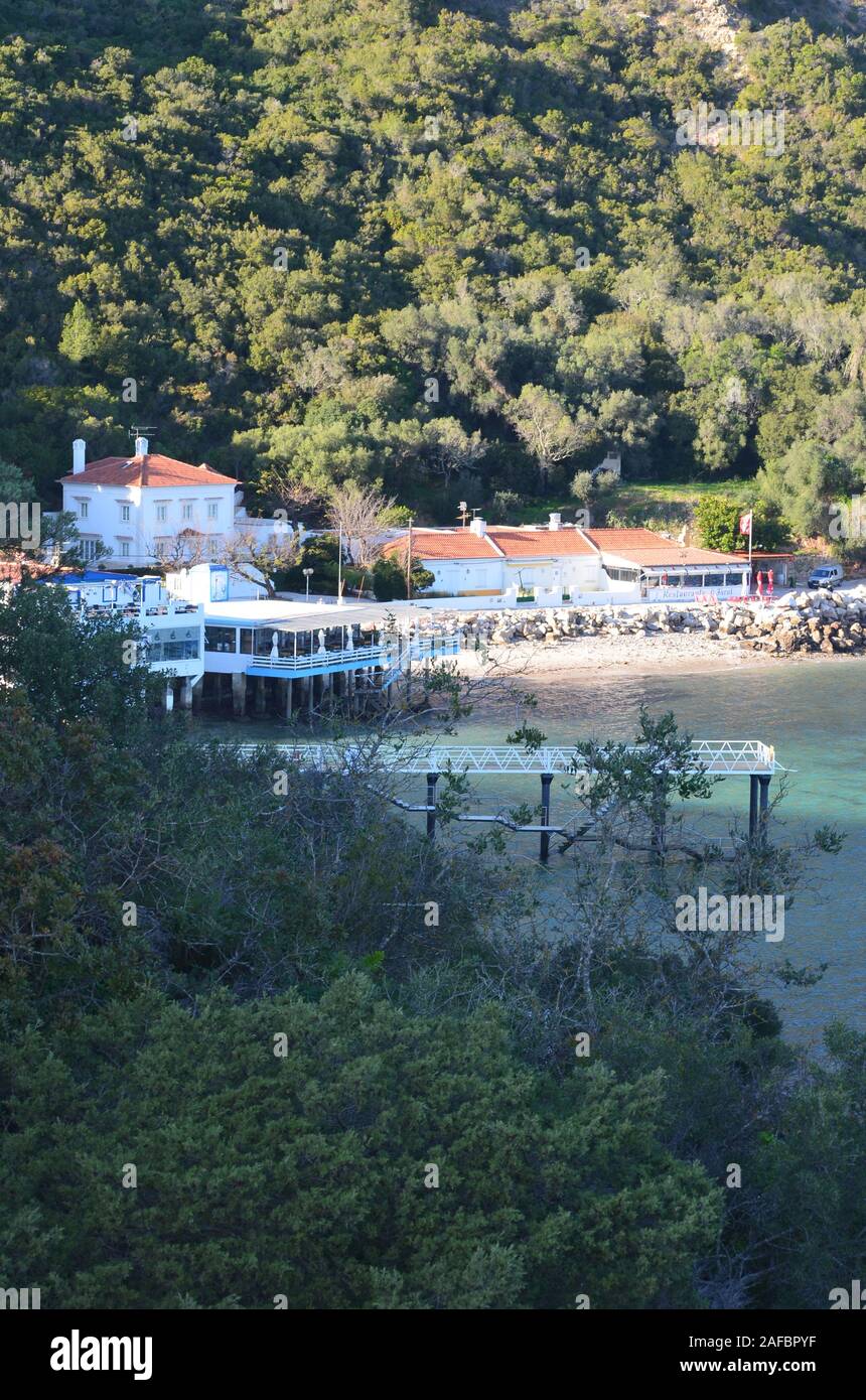 Portinho da Arrabida beach all'interno della Serra da Arrabida parco naturale, Portogallo Foto Stock