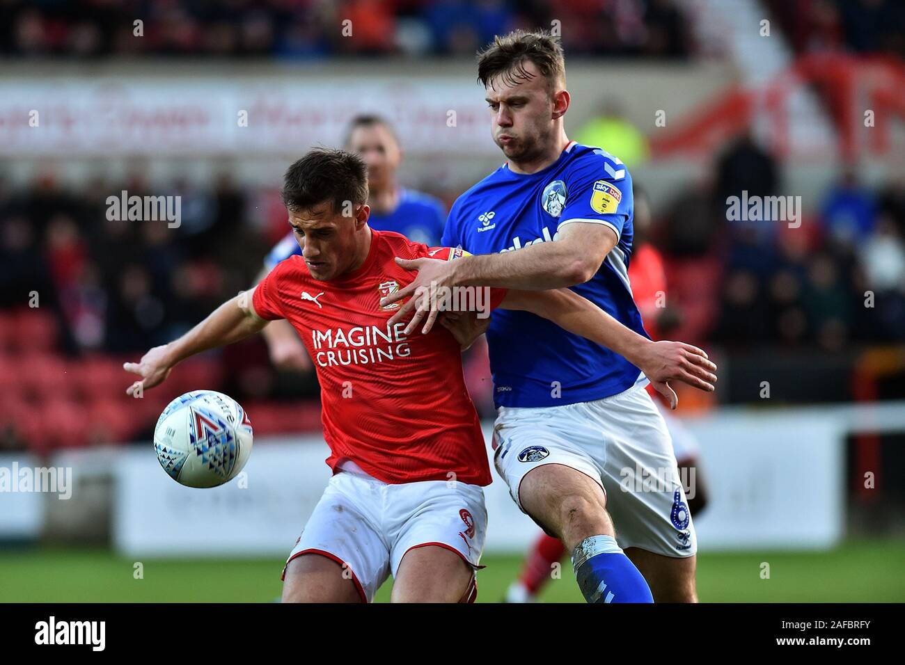 Swindon, Regno Unito. Xiv Dic, 2019. SWINDON, Inghilterra - Dicembre 14th Jamie Stott di Oldham Athletic e Jerry Yates della città di Swindon in azione durante il cielo scommettere League 2 corrispondenza tra la città di Swindon e Oldham Athletic al County Ground, Swindon sabato 14 dicembre 2019. (Credit: Eddie Garvey | MI News) La fotografia può essere utilizzata solo per il giornale e/o rivista scopi editoriali, è richiesta una licenza per uso commerciale Credito: MI News & Sport /Alamy Live News Foto Stock