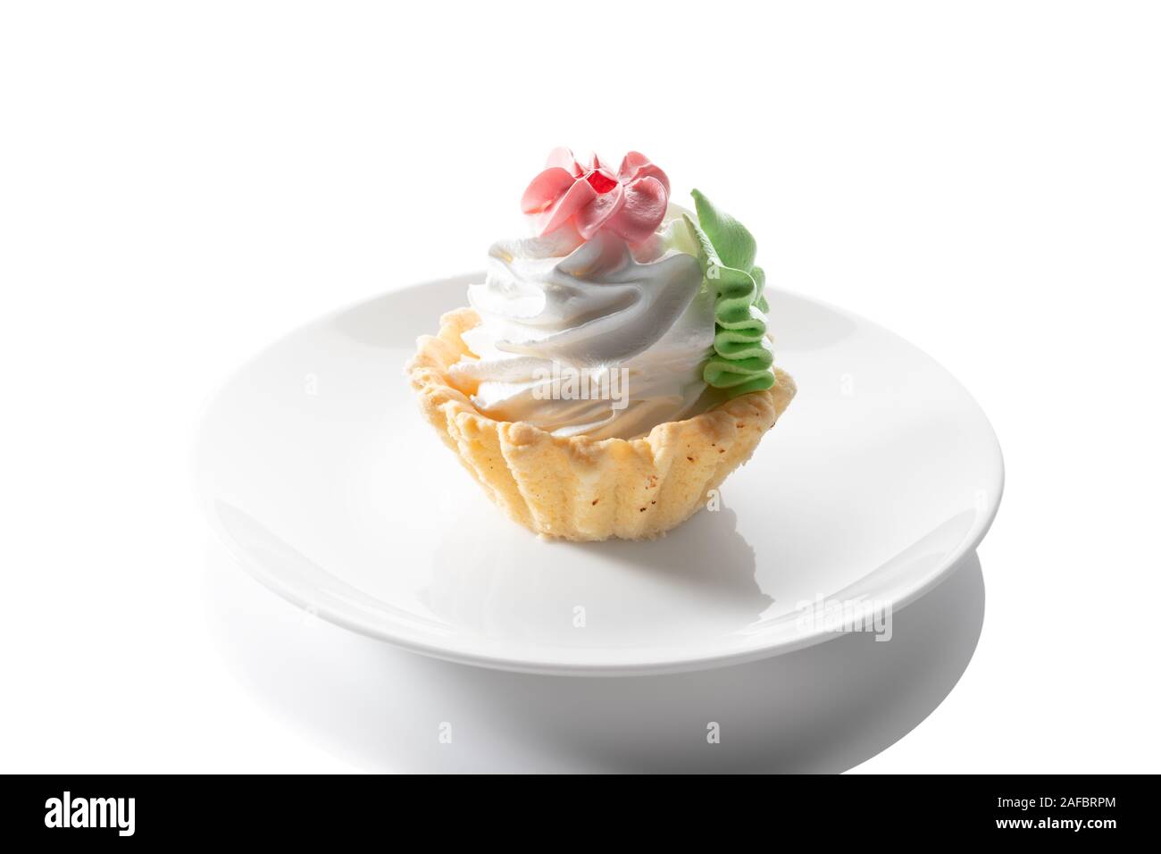 Avvia la torta con panna montata, isolata su una piastra bianca Foto Stock
