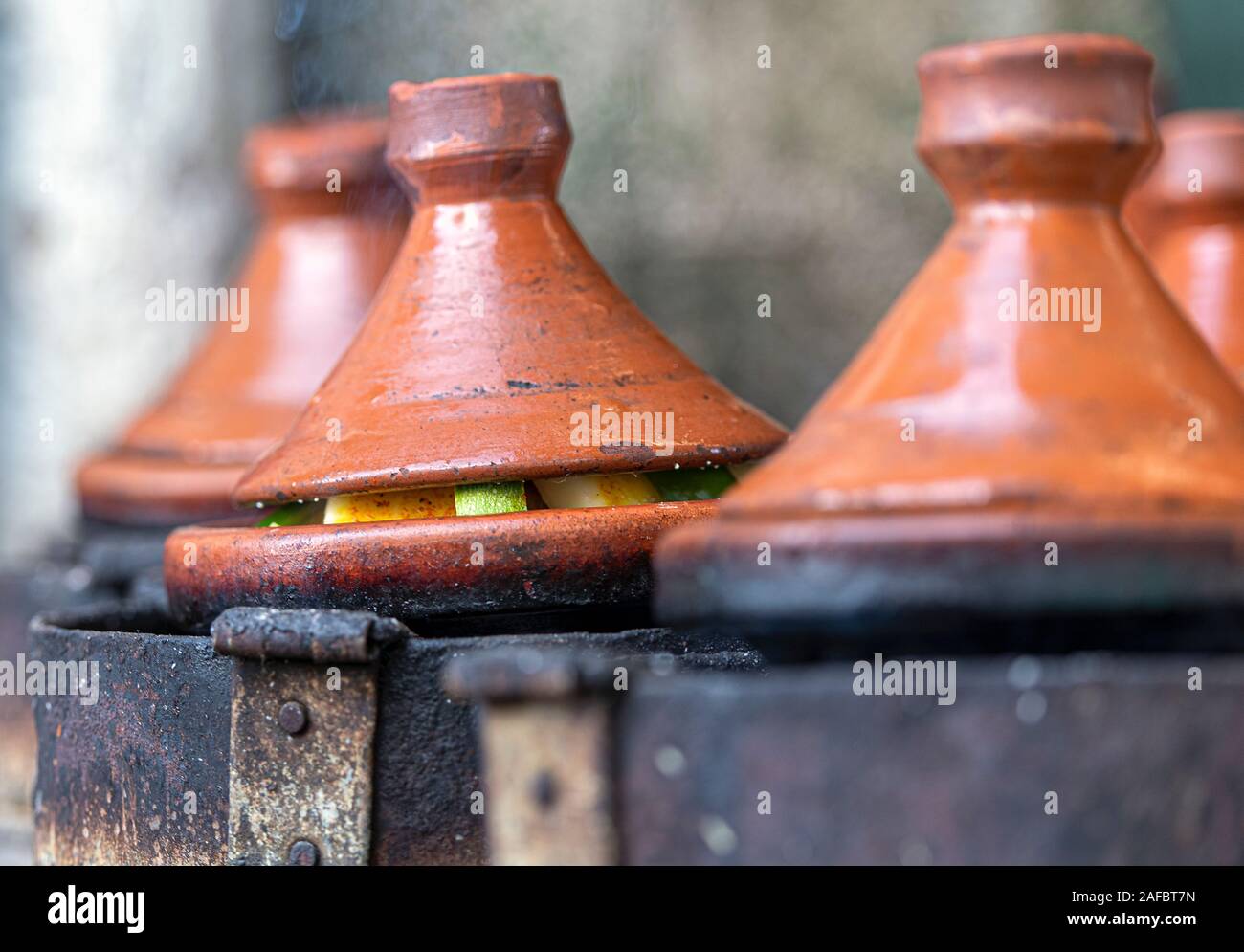 Tagine reale in strada in Marocco, Tagine marocchino o Tajin Foto Stock