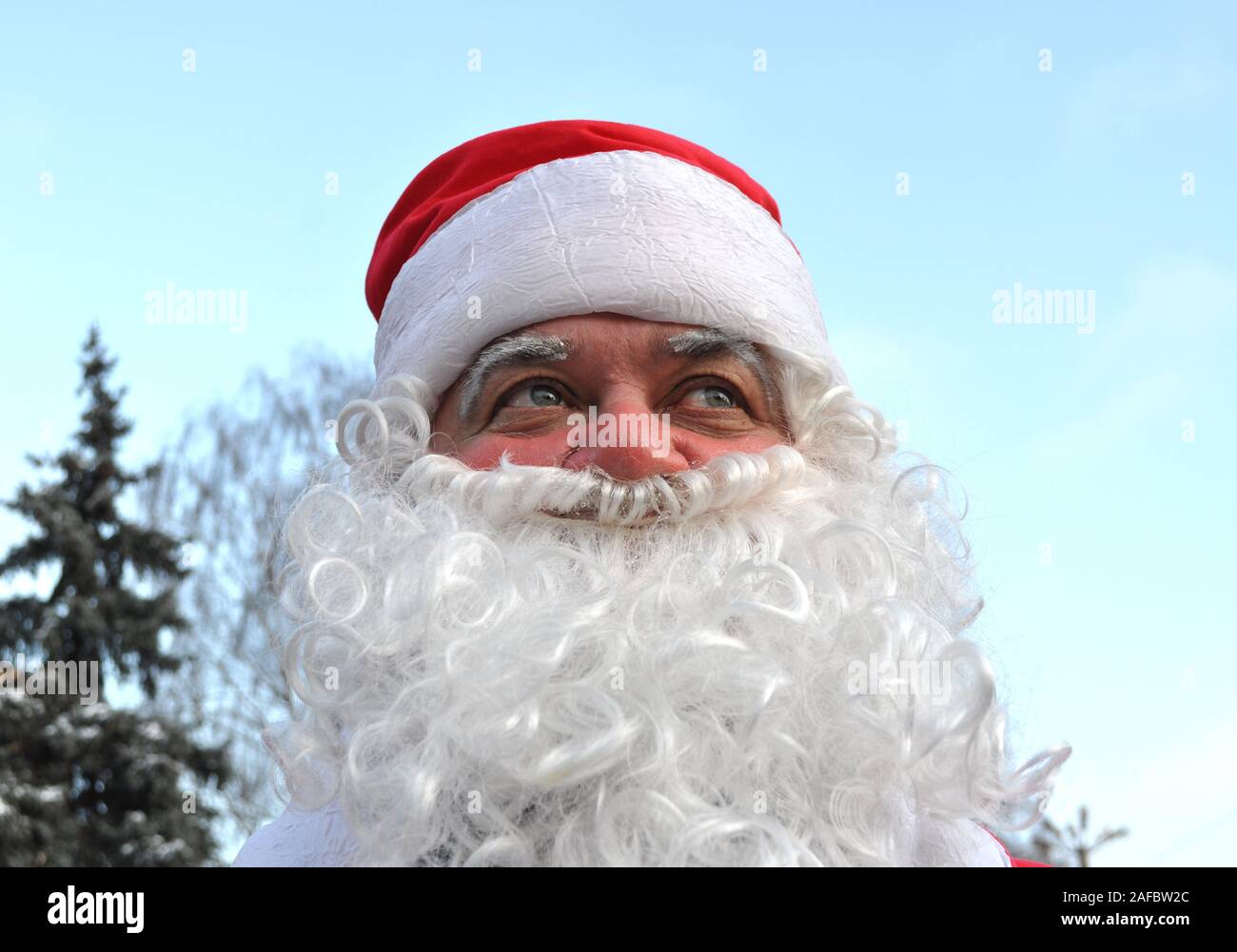 Cherkasy, Ucraina,Dicembre,24, 2011: Santa Claus ha preso parte nel nuovo anno mostra nella piazza della città vicino all'albero di Natale Foto Stock