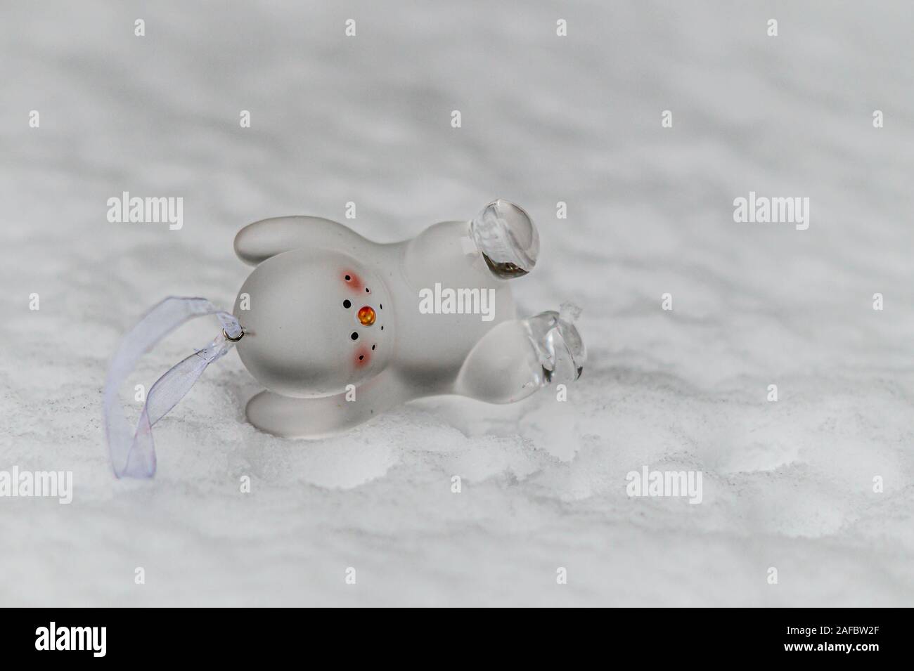 Pupazzo di neve sorridente, vetro ornamento, giocare nella neve, scendendo verso il basso Foto Stock