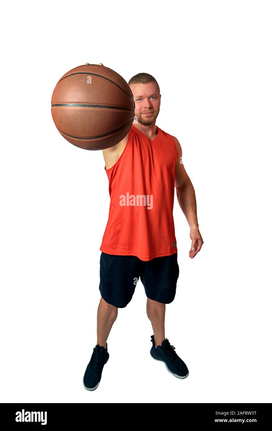 Uomo con una palla da basket su sfondo bianco Foto Stock