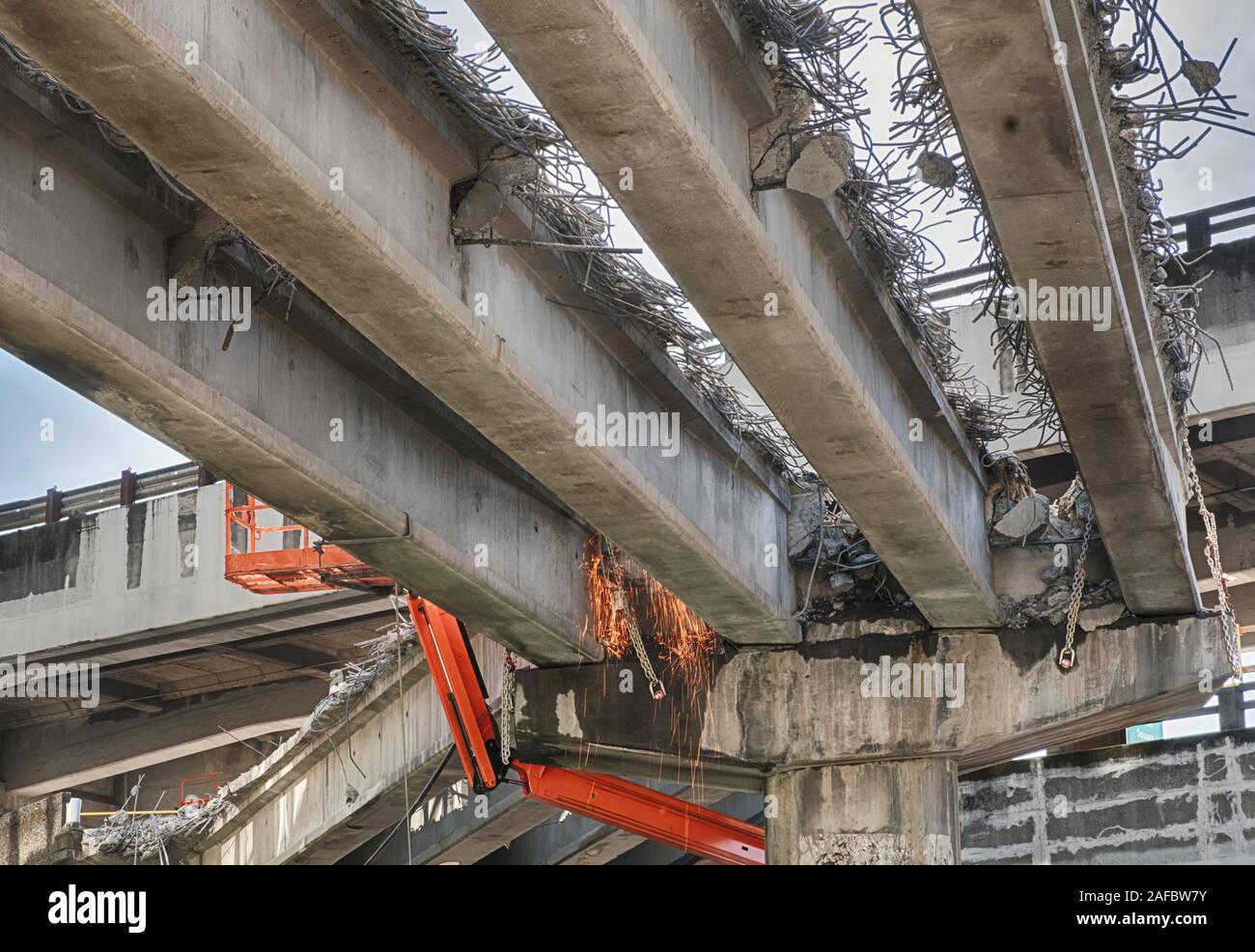 La formazione di scintille volare dalla demolizione del modo in Alaska il viadotto in Seattle. Foto Stock