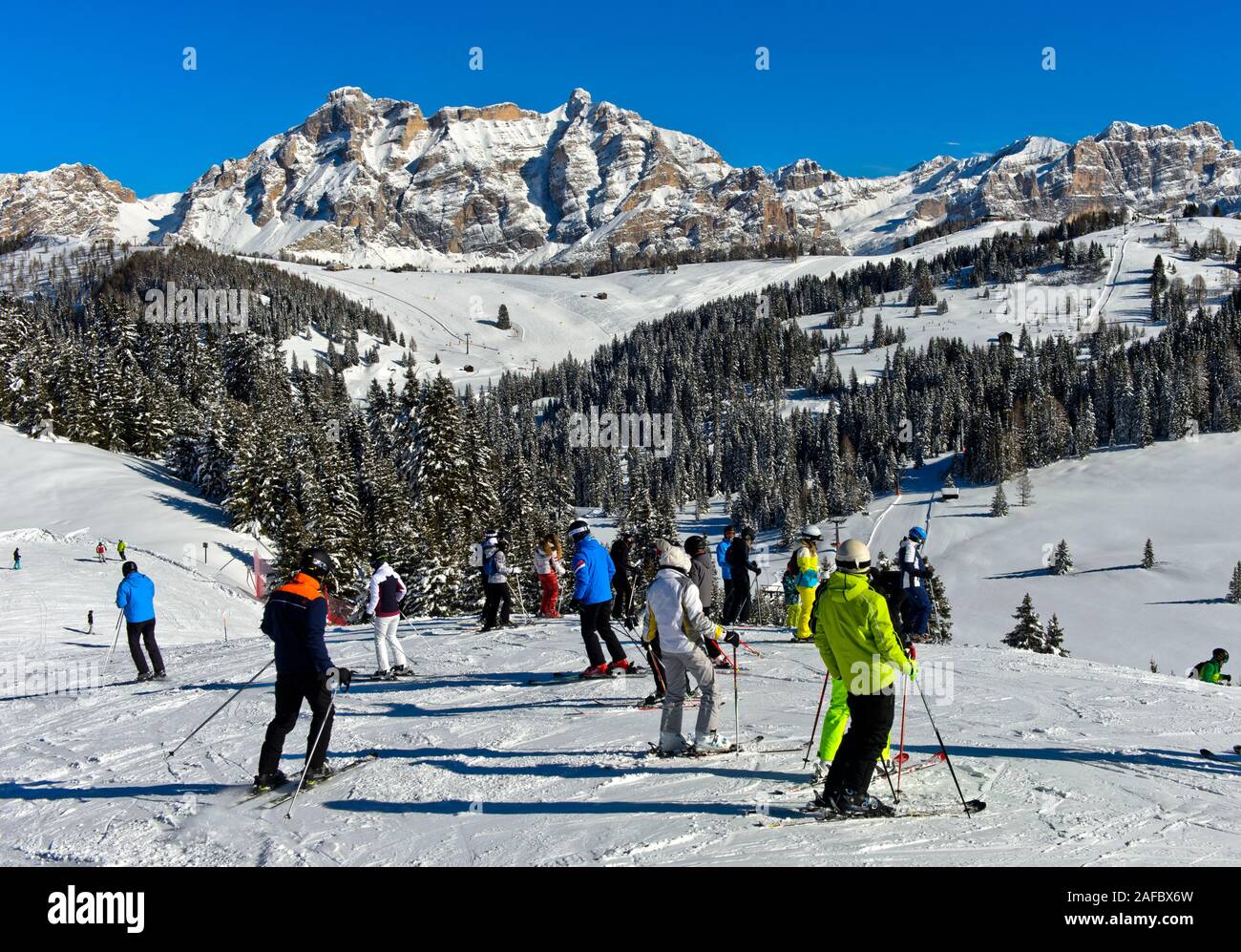 Gli sciatori su una pista da sci nel comprensorio sciistico Alta Badia, Dolomiti, Alto Adige, Italia Foto Stock