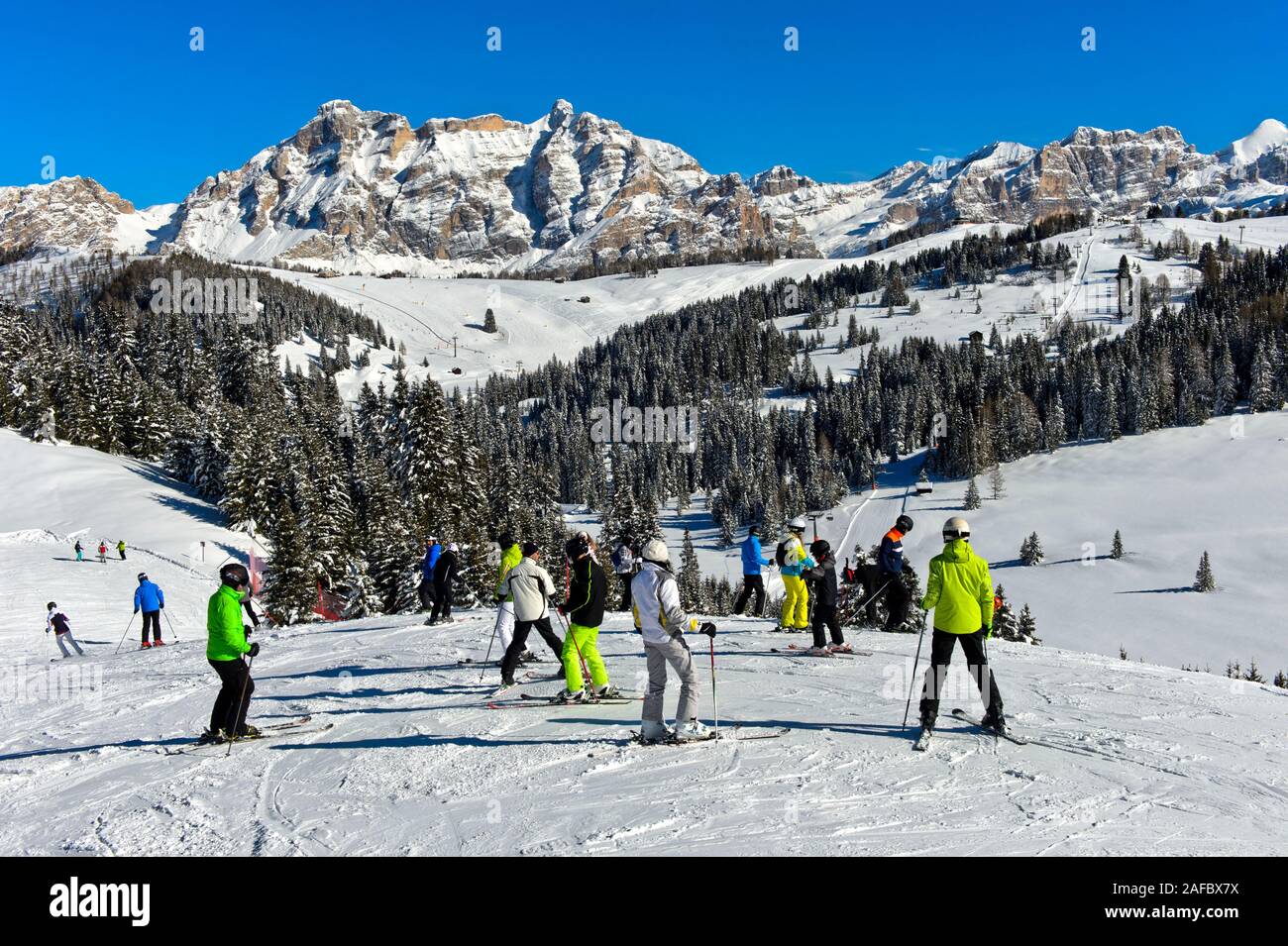 Gli sciatori su una pista da sci nel comprensorio sciistico Alta Badia, Dolomiti, Alto Adige, Italia Foto Stock