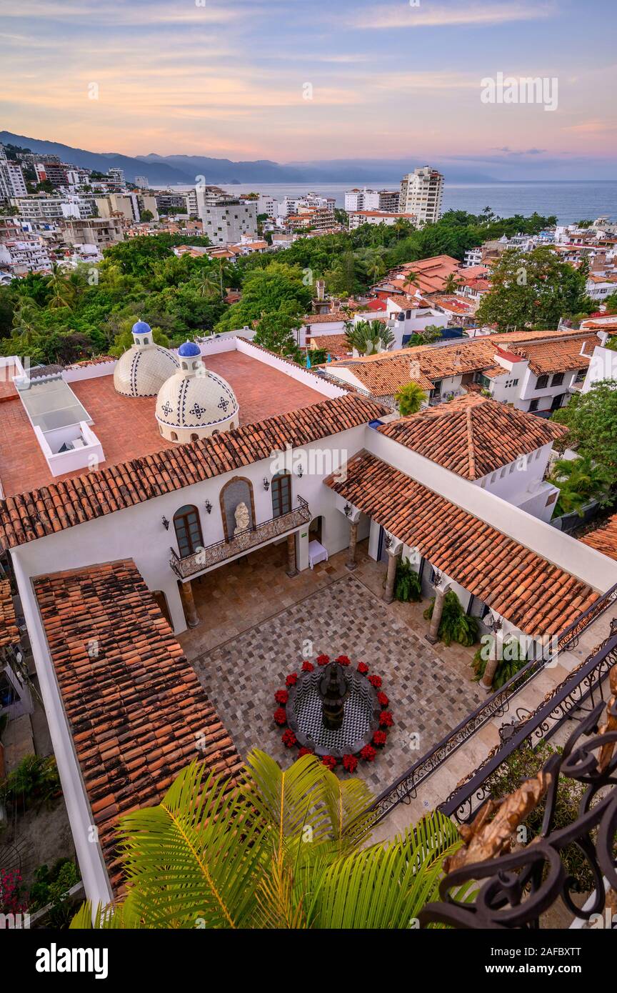 La mattina presto vista dal ponte della sala Vip a Casa Kimberly, Puerto Vallarta, Jalisco, Messico. Foto Stock