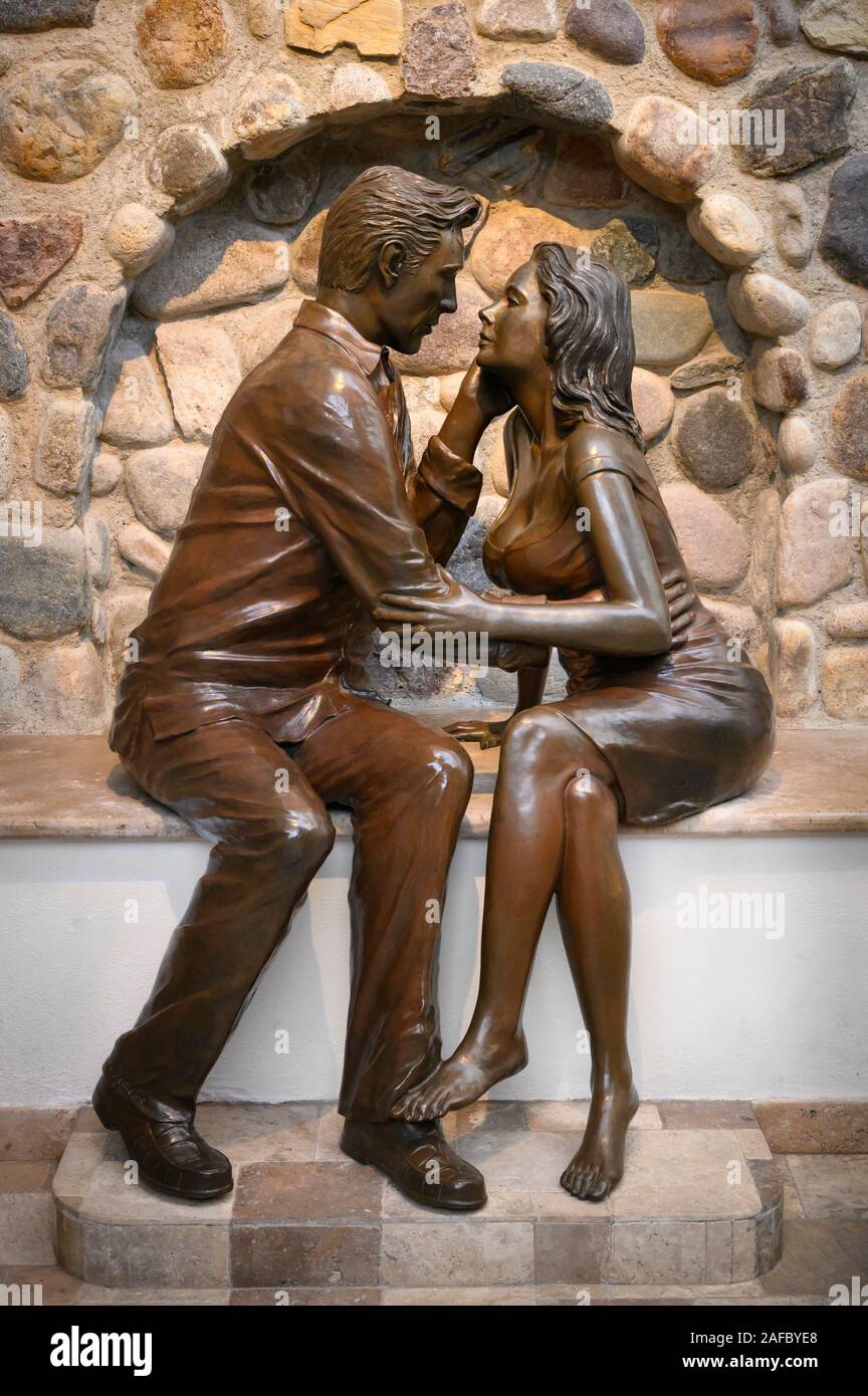 Richard Burton ed Elizabeth Taylor statua all'ingresso di Casa Kimberly in Puerto Vallarta, Jalisco, Messico. Scultore: Giovanni Demetrio. Foto Stock