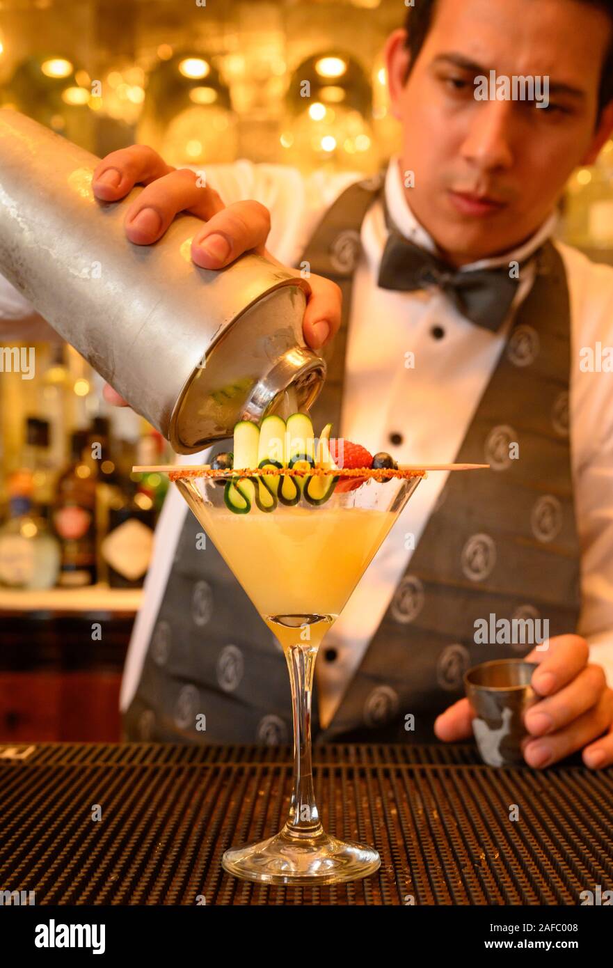 Ristorante Iguana barman Antonio rende il ristorante la firma di cocktail, Iguana Martini; Casa Kimberly, Puerto Vallarta, Jalisco, Messico. Foto Stock