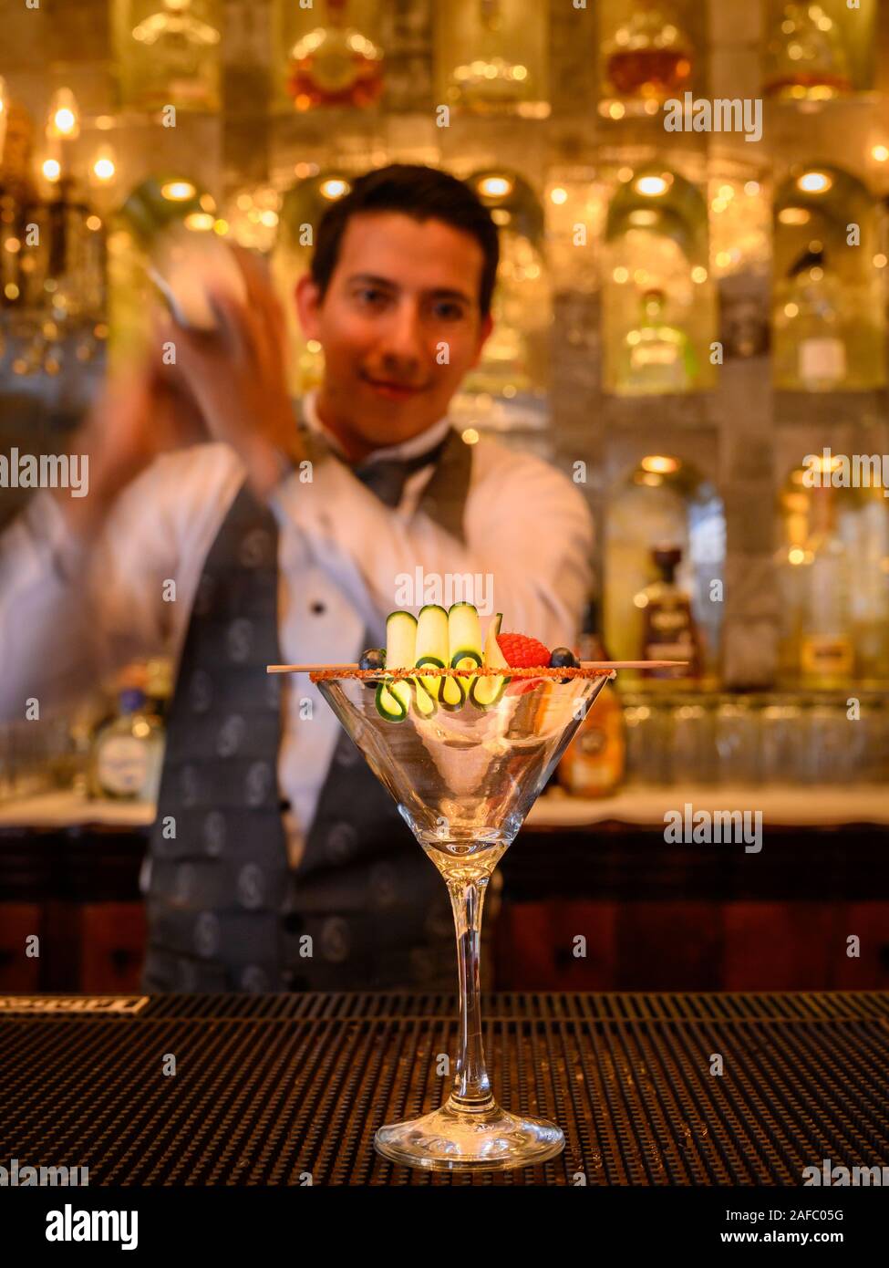 Ristorante Iguana barman Antonio rende il ristorante la firma di cocktail, Iguana Martini; Casa Kimberly, Puerto Vallarta, Jalisco, Messico. Foto Stock