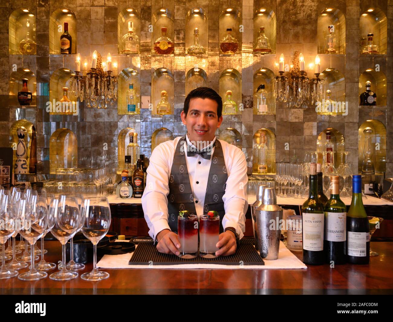 Ristorante Iguana barman Antonio; Casa Kimberly, Puerto Vallarta, Jalisco, Messico. Foto Stock