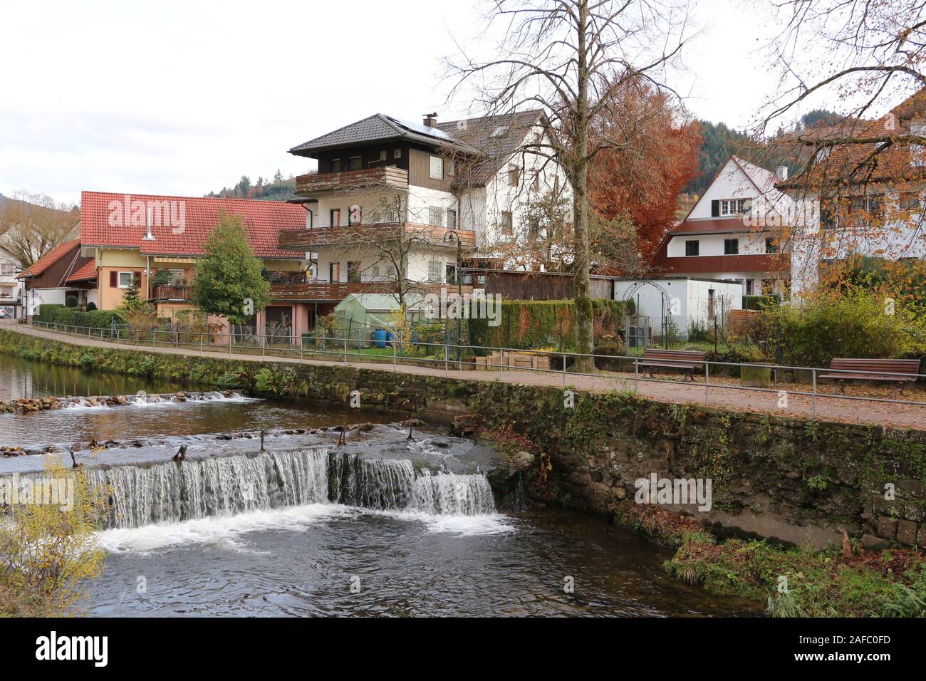 Kleiner Fluss und Historische Gebäude im Zentrum von Oppenau im Schwarzwald Foto Stock