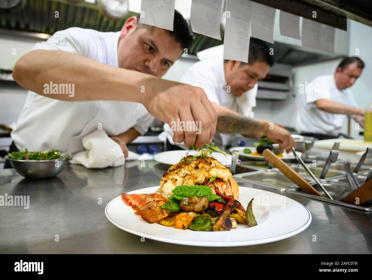 Ristorante Iguana Executive Chef Gesù Suastegui mettendo tocco finale su una coda di aragosta entree a Casa Kimberly, Puerto Vallarta, Jalisco, Messico. Foto Stock