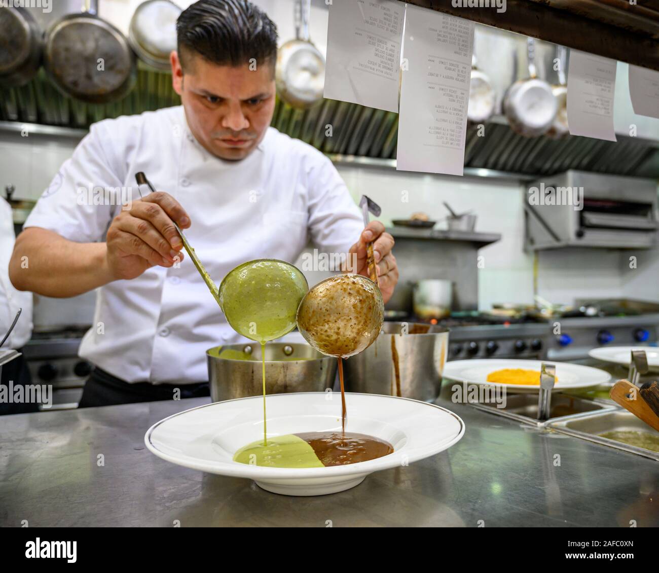 Ristorante Iguana Executive Chef Gesù Suastegui preparazione Poblano Cile e nero zuppa di fagioli (Crema de Chile Poblano) in Casa Kimberly, Puerto Vallart Foto Stock