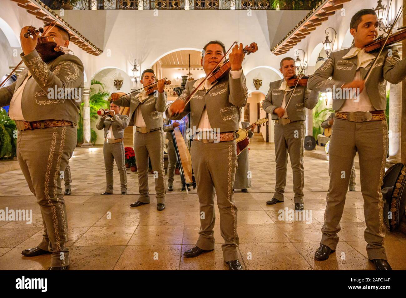 Gruppo Mariachi Joya de Messico esecuzione per gli ospiti presso il ristorante Iguana in Casa Kimberly, Puerto Vallarta, Jalisco, Messico. Foto Stock