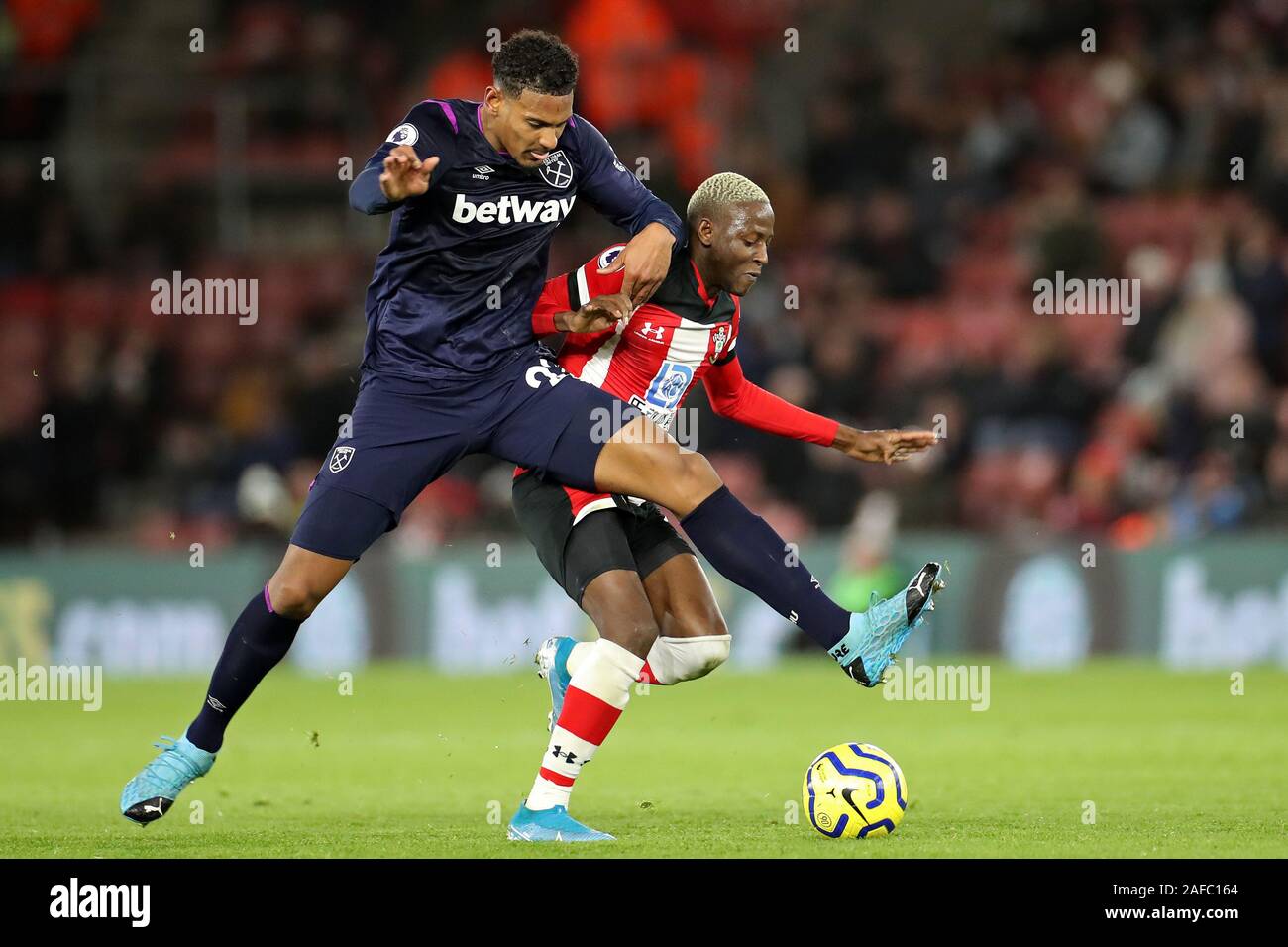Southampton, Regno Unito. Xiv Dic 2019. Southampton avanti Moussa Djenepo seccature West Ham avanti Sebastien Haller durante il match di Premier League tra Southampton e West Ham United presso il St Mary's Stadium, Southampton sabato 14 dicembre 2019. (Credit: Jon Bromley | MI News) La fotografia può essere utilizzata solo per il giornale e/o rivista scopi editoriali, è richiesta una licenza per uso commerciale Credito: MI News & Sport /Alamy Live News Credito: MI News & Sport /Alamy Live News Foto Stock