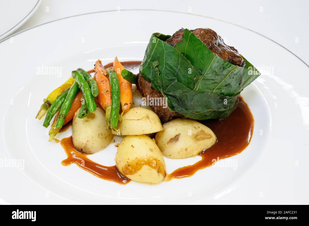 Ristorante Iguana entree Filet Mignon, avvolto in hoja santa e servita con un essiccato salsa Cile; Casa Kimberly, Puerto Vallarta, Jalisco, Messico. Foto Stock