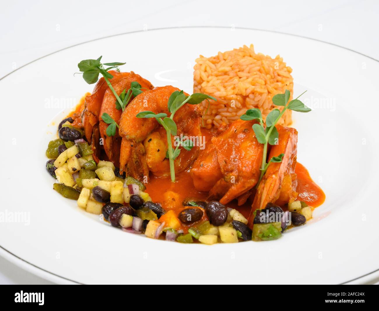 Ristorante Iguana entree Camarones a La Diabla (gamberetti in una piccante salsa diablo con riso e fagioli neri e insalata di ananas); Casa Kimberly, Puerto Foto Stock