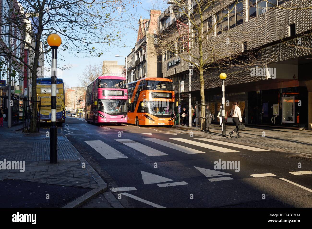 Nottingham, UK. Il Nottingham City trasporto pubblico gli autobus per le strade della città da aprile di quest' anno il Enviro400CBG Città Bio- Foto Stock