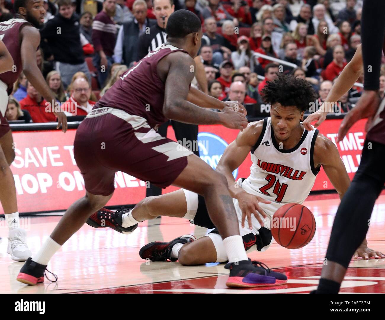 Louisville, Stati Uniti. Xiv Dic, 2019. Louisville Cardinali Dwayne Sutton (24) combatte per la sfera allentato con Kentuckys orientale JacQuess Hobbs (1) durante la prima metà del gioco al KFC Yum! Center di Louisville, Kentucky, Sabato, Dicembre 14, 2019. Foto di John Sommers II /UPI Credito: UPI/Alamy Live News Foto Stock