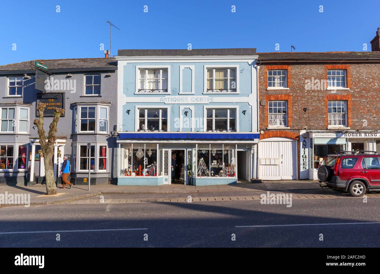 Il centro di antiquariato, un negozio di antiquariato in High Street, Hungerford, una storica città mercato in Berkshire, Inghilterra, in una giornata di sole con cielo blu Foto Stock