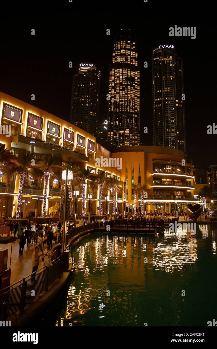 Dubai, Emirati Arabi Uniti - Dubai Mall è uno dei più grandi centri commerciali in tutto il mondo e fa parte del centro cittadino di Dubai complesso. Vista notturna. Foto Stock